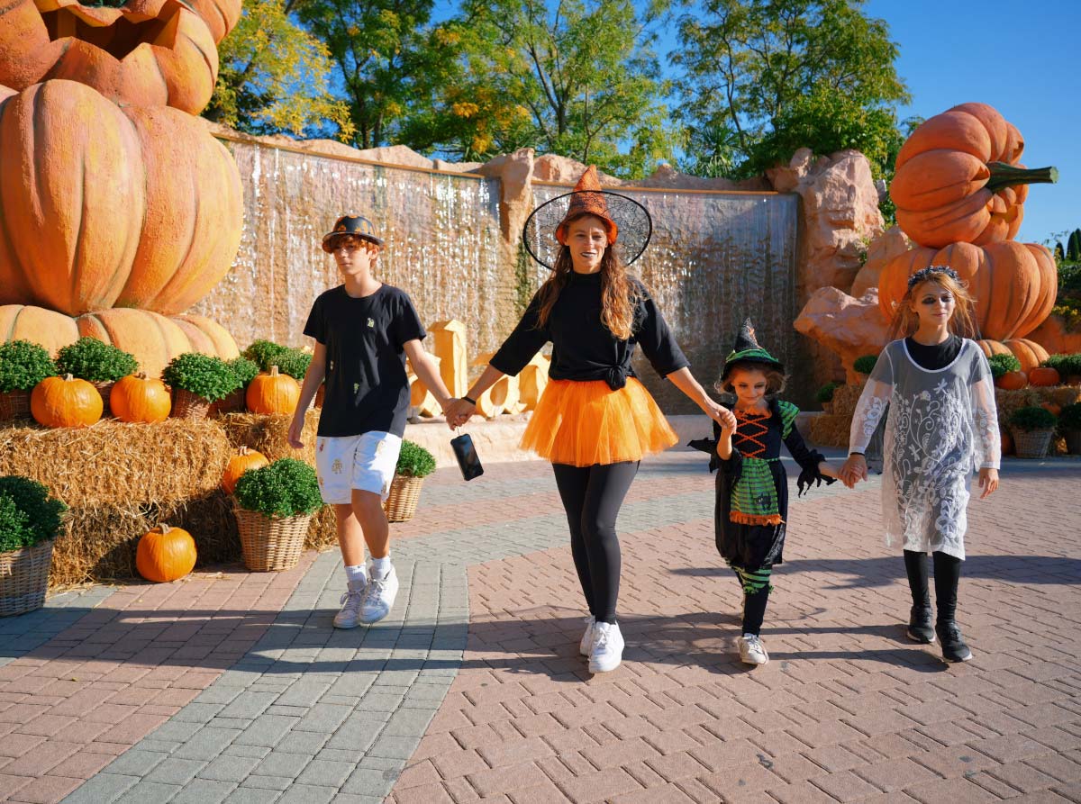 famiglia a gardaland con zucche