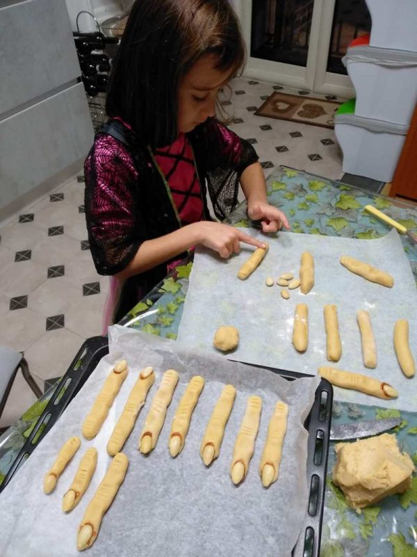 bambina cucina
