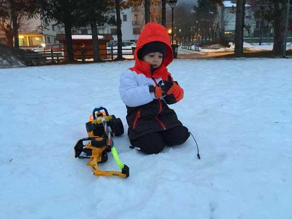 bambino gioca sulla neve