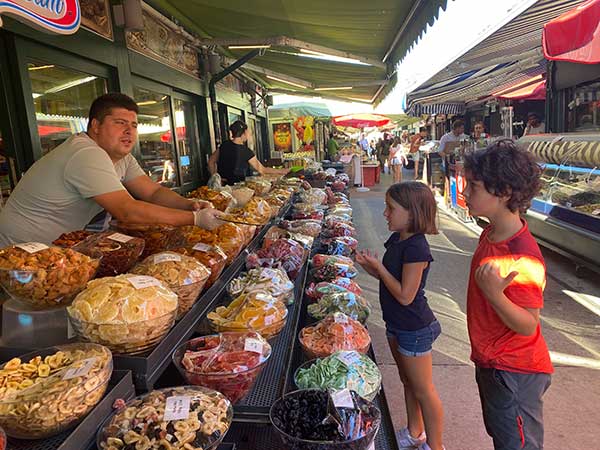 bambini al mercato