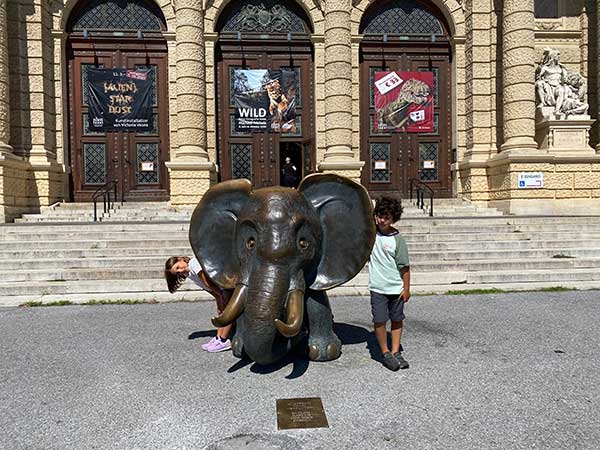 bambini co nstatua elefante davanti al museo di storia naturale di Vienn