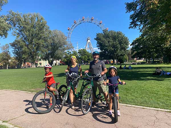 famiglia in bici a Vienna