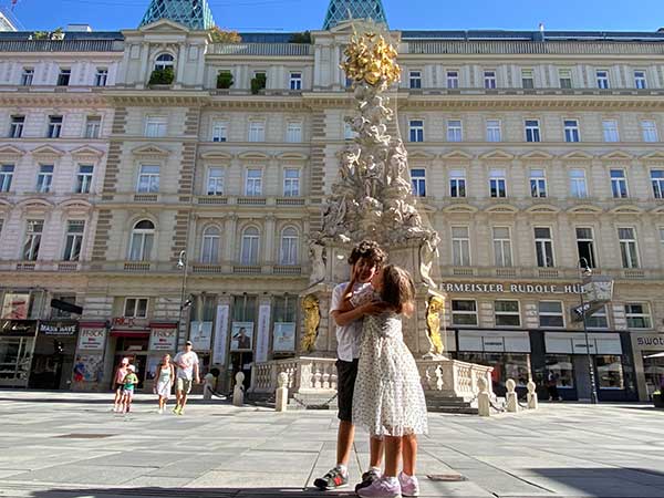 La colonna della peste a vienna e due bambini