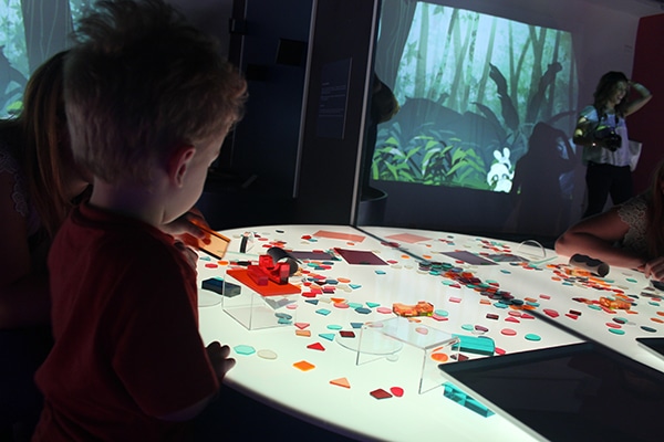 Verona museo per i bambini tavolo luminoso