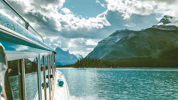 maligne lake battello