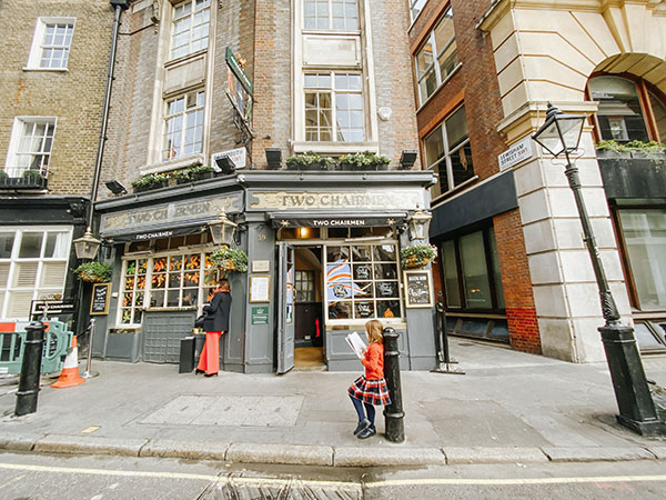 Pub di londra e una bimba che legge Mary Poppins 