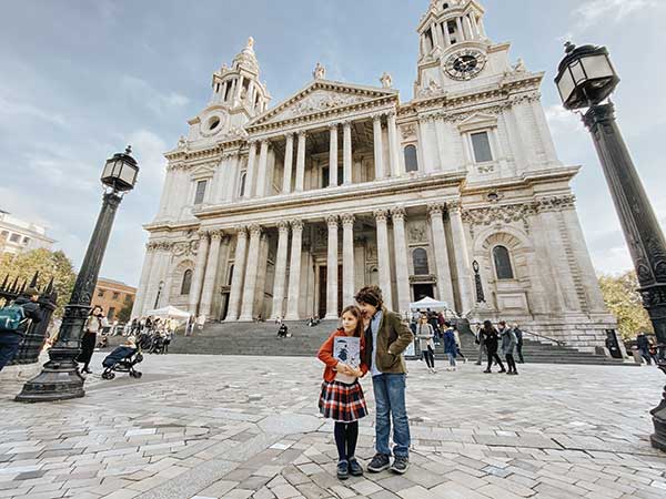 St Paul’s Cathedral con due bambini che leggono libro di Mary Poppins