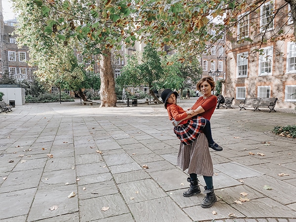 mamma e figlia a londra ballano