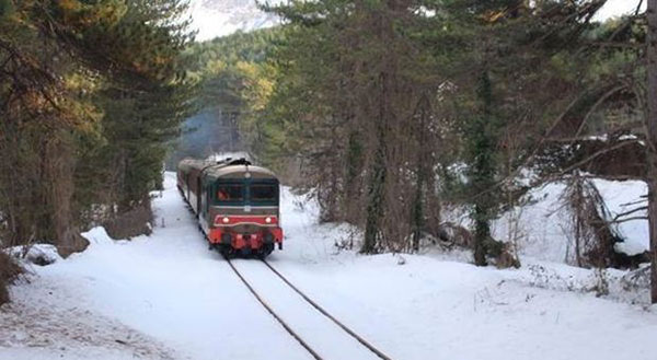 treno storico nella neve 