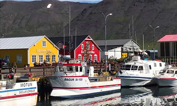 castette colorate e barche islanda