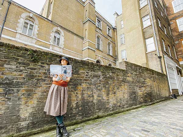 Londra muro donna legge Mary Poppins