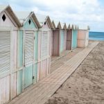 casette di legno cabine colorate sul mare