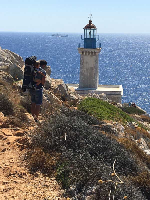 papà con bimbo nello ziano Faro di capo Tainaro (o Tenaro)