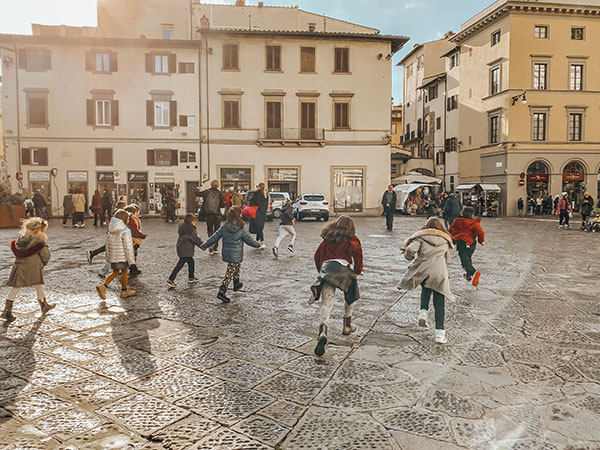 bambini corrono piazza firenze