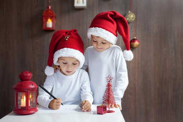 bambini con cappello di babbo Natale