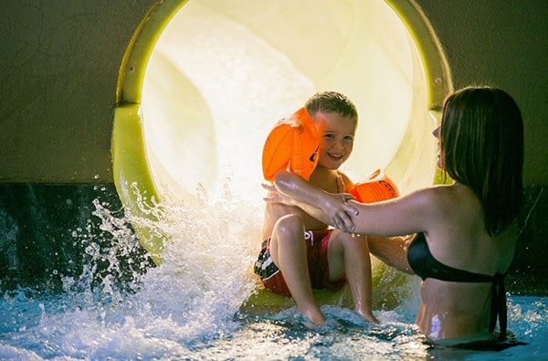 bambino piscina scivolo con mamma