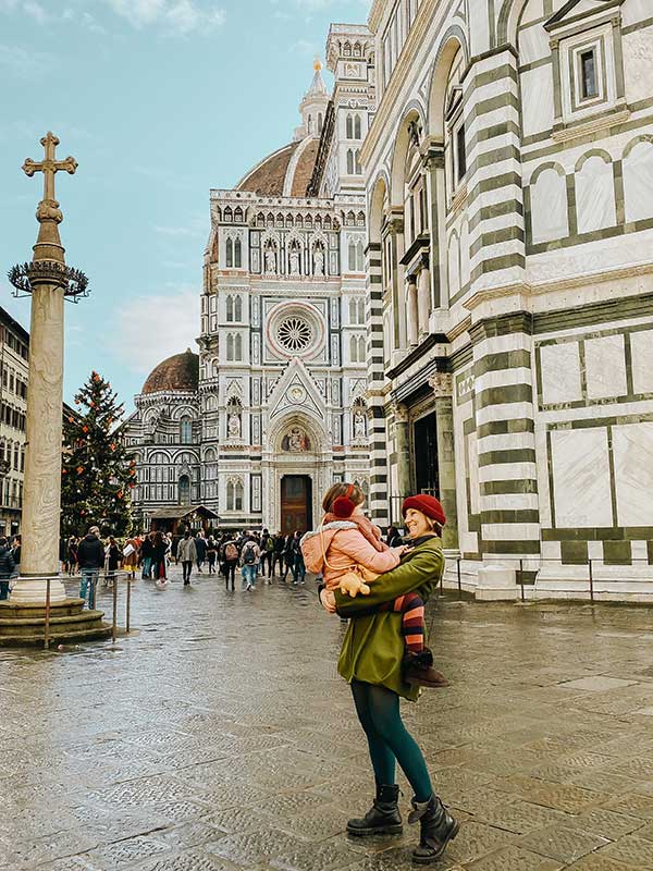 mamma abbraccia bambina in paizza duomo a Firenze
