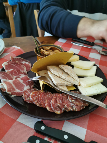 tagliere con affettati formaggi e piadina