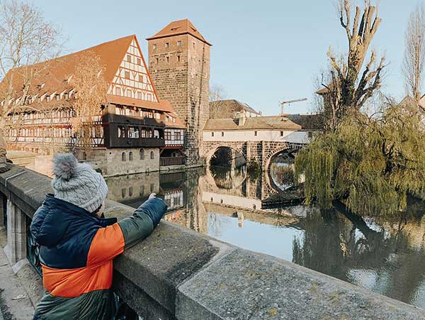 norimberga, bambino sul ponte