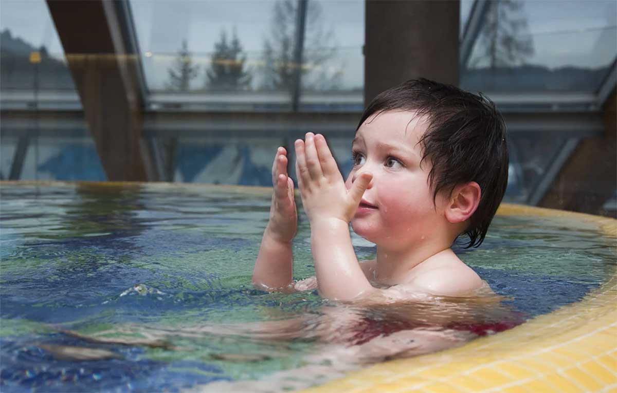 bambino alle terme