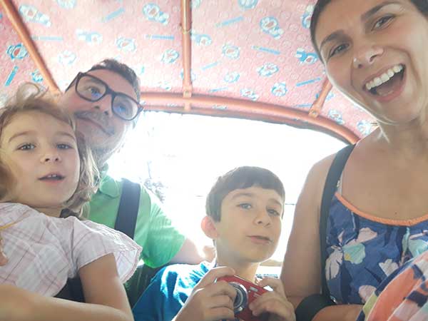 famiglia in tuk tuk