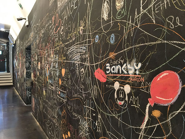 lavagna con disegni Bansky