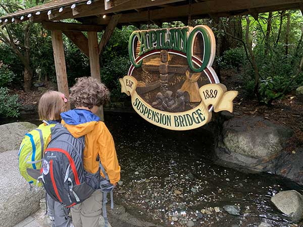 capilano vancouver ingresso due bimbi di spalle