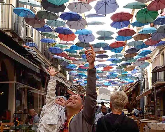 Cosa vedere a catania con i bambini: papà e bambina nella via con gli ombrelli