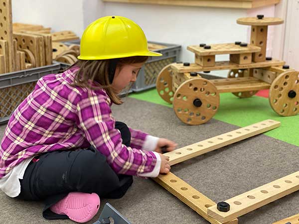 bambina gioca con le costruzioni