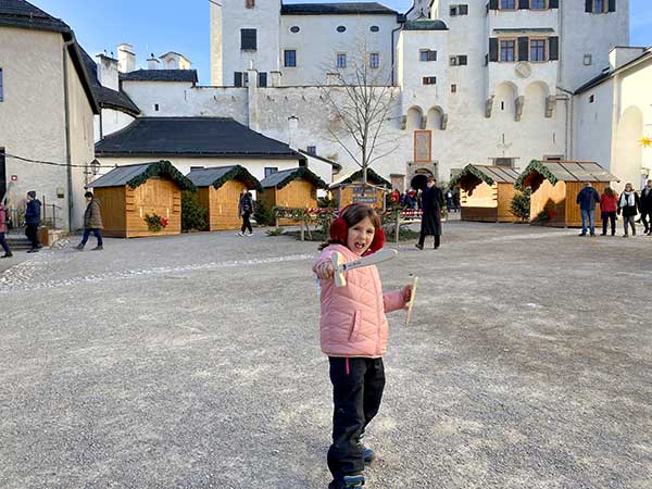 bambina con spada di legno