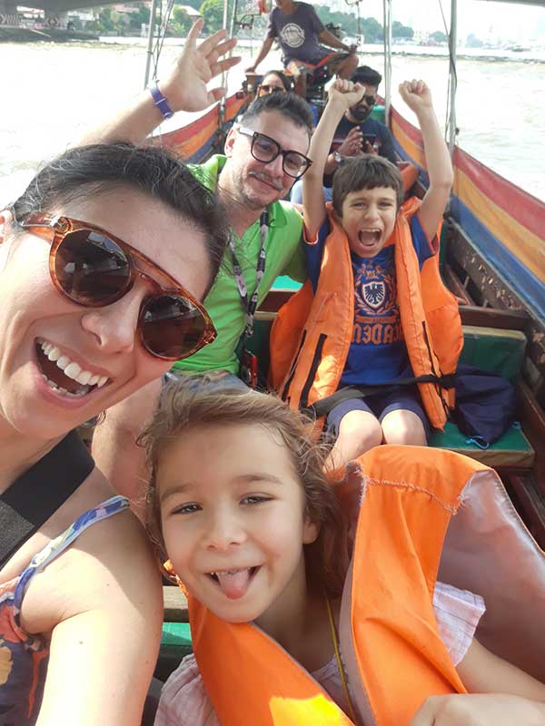 famigloia italiana su una Long tail boat