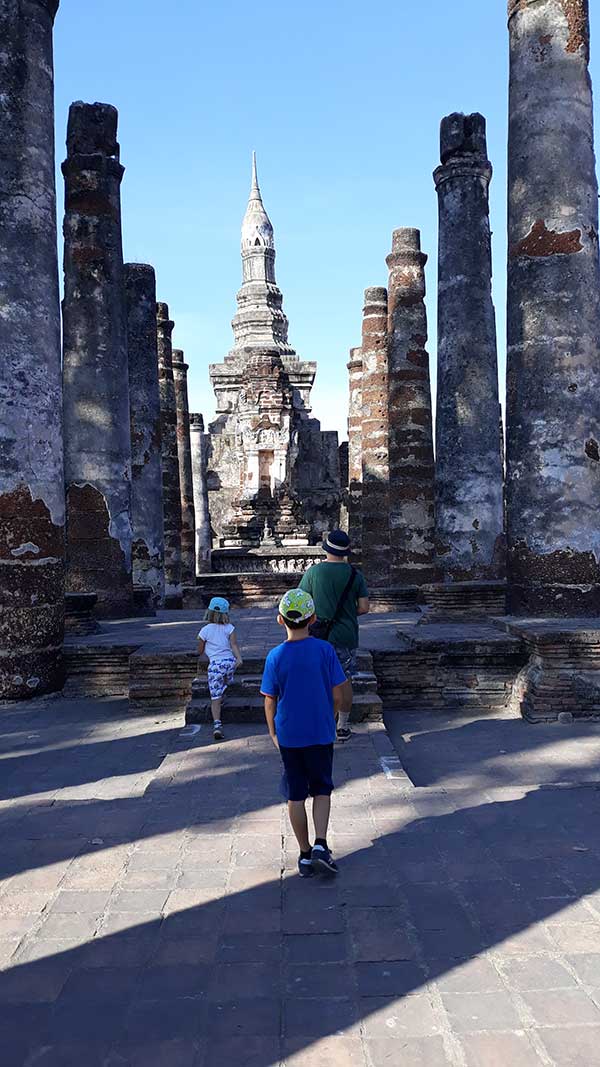 Sukothai bambini tra i templi