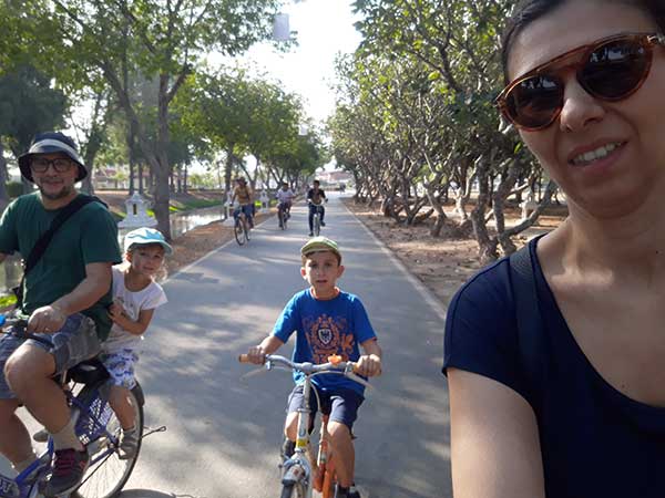 famiglia in bici a Sukothai