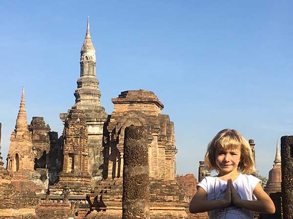 bambina davanti ai templi di Sukothai