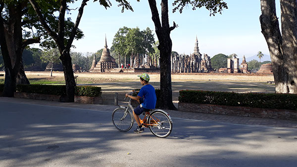 Sukothai bambino i nbicicletta