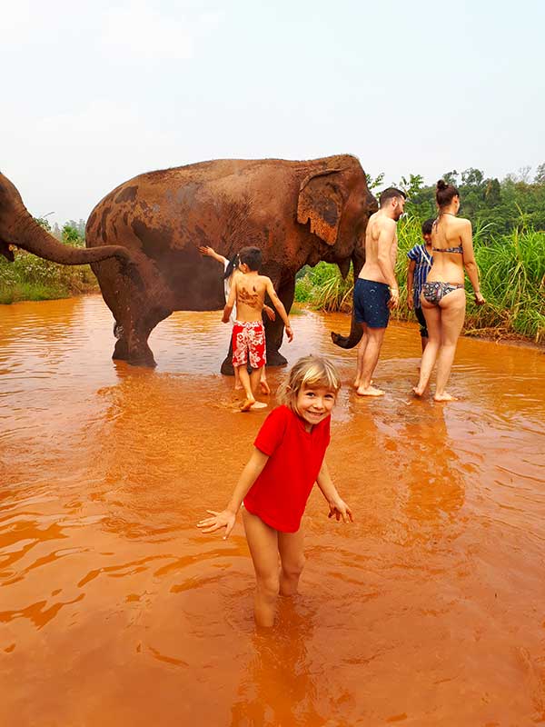 elephant sanctuary bambina fa bagno con gli elefanti