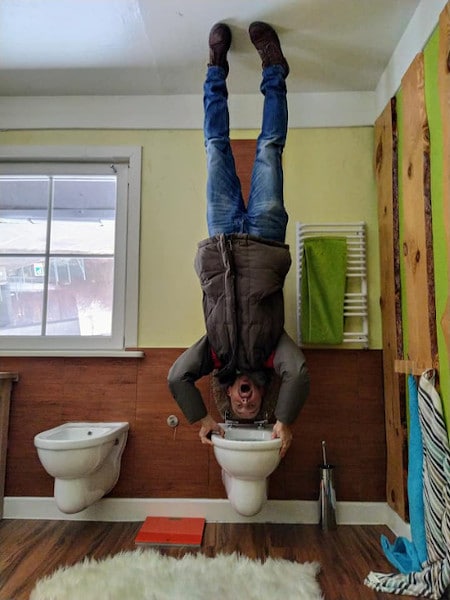 papà con testa nel wc