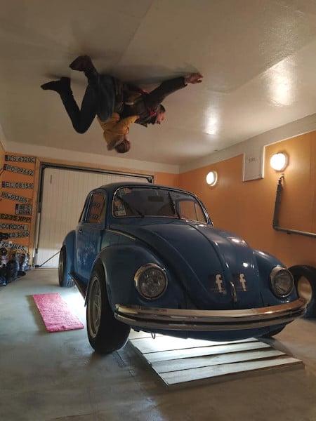 garage con macchina e papa sul soffitto