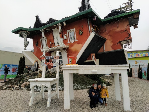 papà con bambine sotto tavolo gigante