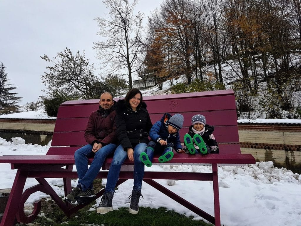 panchina gigante con famiglia