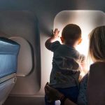 bambino in aereo con mamma