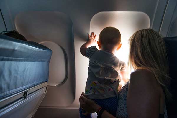bambino in aereo con mamma