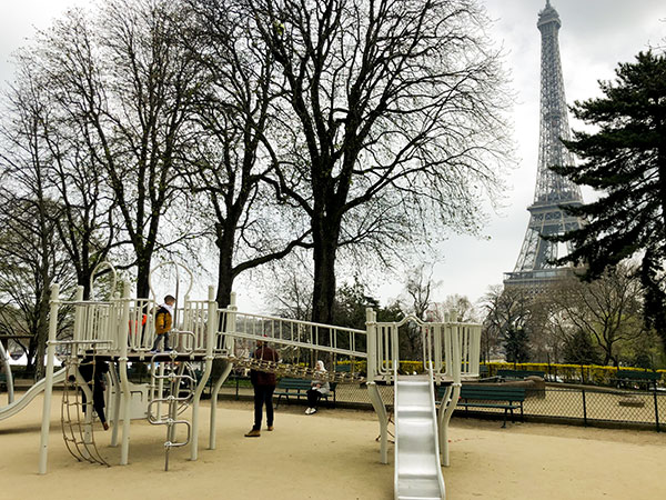 Parigi parco giochi bambini Tour Eiffel