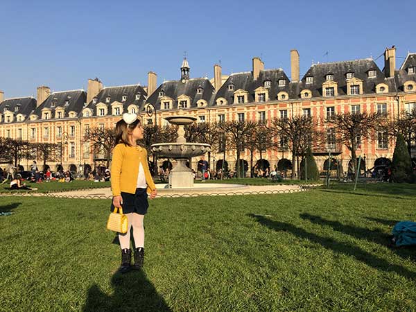 Parigi Place des Vosges parco giochi bambina