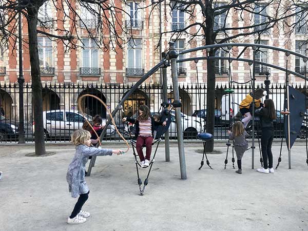 bambini giocano in playground parigi