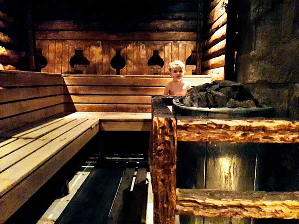 bambino nella sauna