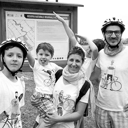 famiglia in bici viaggiapiccoli famiglia in bici