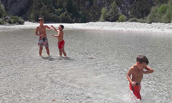 bambini fanno bagno nel fiume