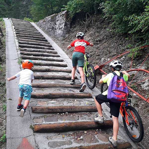 bambini in bici su scalinata