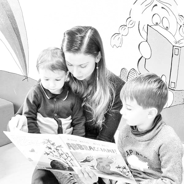 Maestra federica maestra con bambini